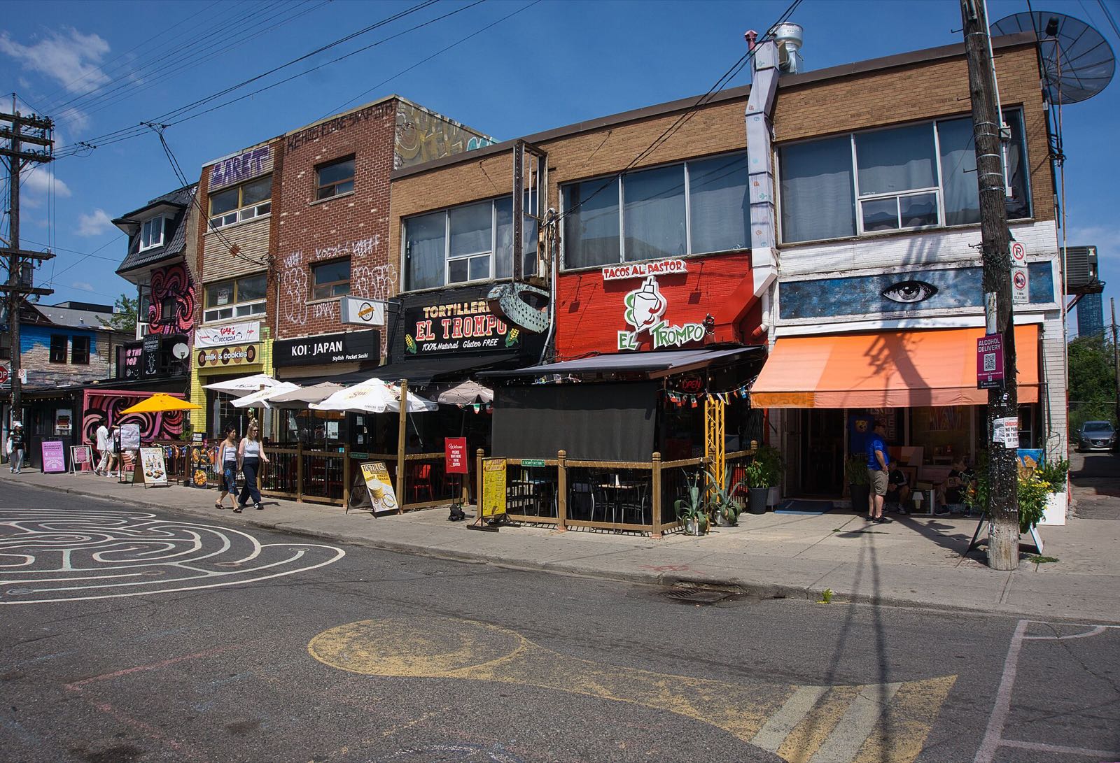 A Toronto sidewalk ending at a curb with no ramp